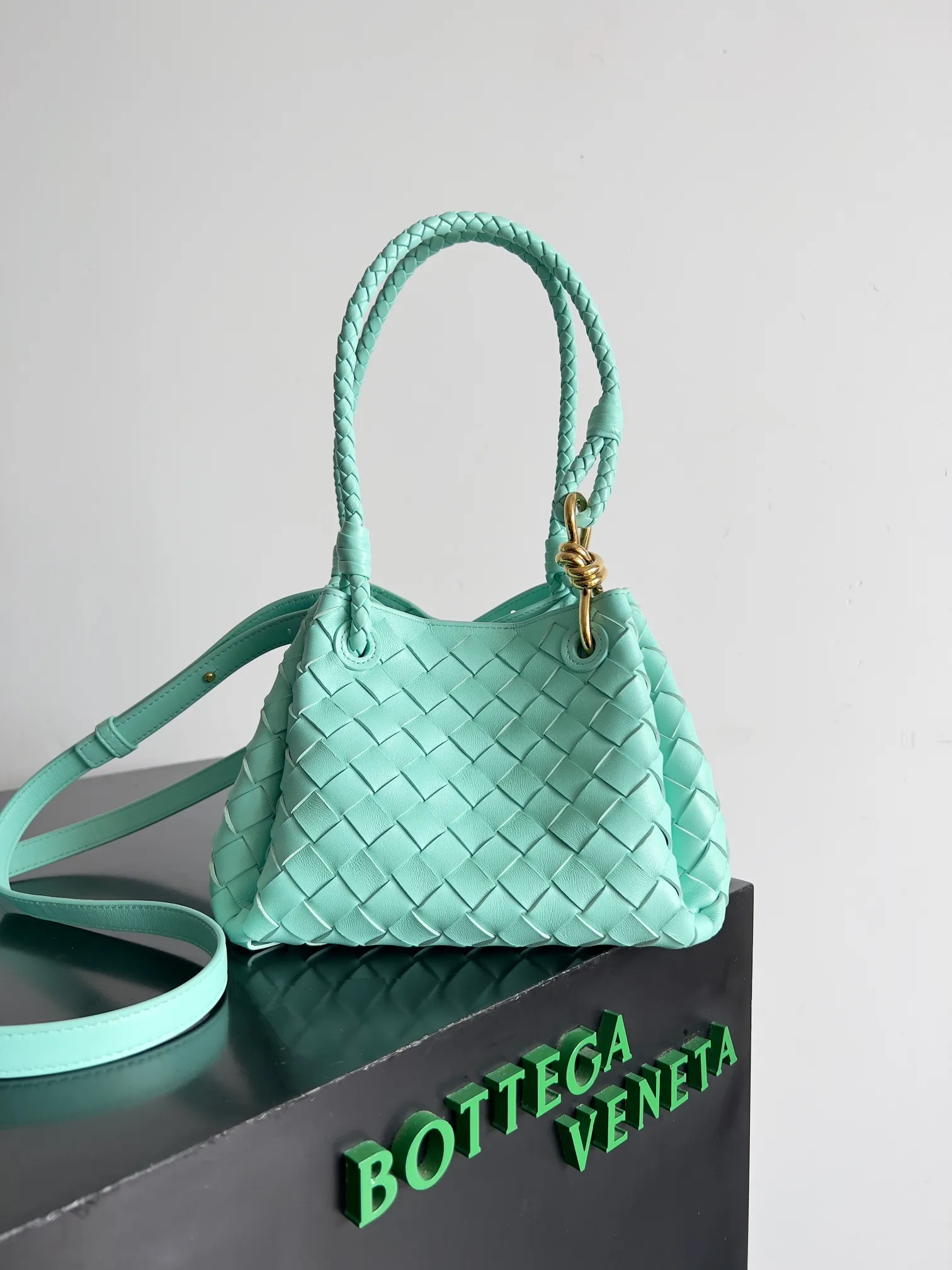Batch 1760 BV home is new! Andiamo combines the Bottega Veneta archive parachute handbag to inherit retro elements and integrate modern trends. The same style as Shu Qi's in Beijing Night. It is a continuation of the classic bag. It has three functions: hand carry, shoulder and cross-body. It is embellished with metal brass knot buckles. It is small and has an amazing capacity. It can easily hold sunglasses in a box / small bottle of water / powder powder / charger and other daily necessities when going out. The upper body is versatile. Style number: 796569 Size: 21*17*16.5cm